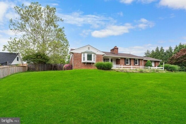 Building Photo - 9201 Rosemont Dr