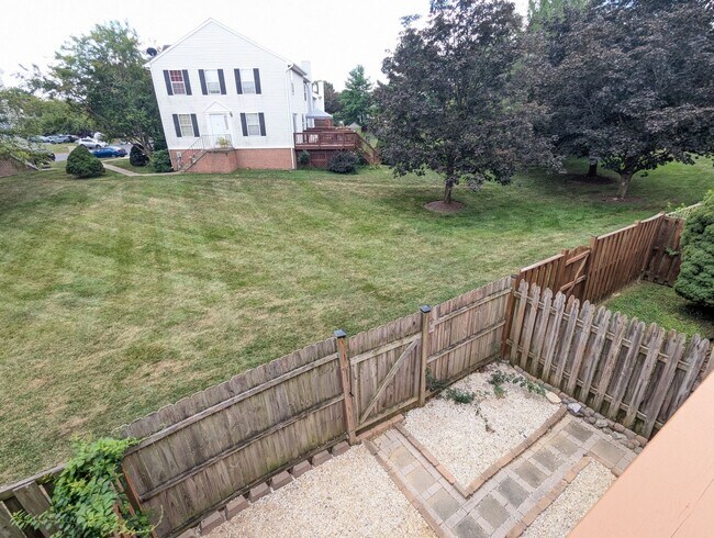 Building Photo - Beautifully maintained townhouse in Tuscar...