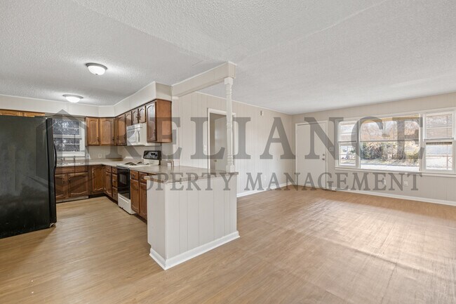 Building Photo - 220 E 44th St S