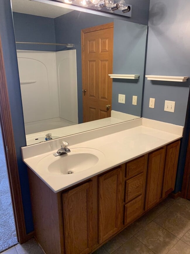 Building Photo - 2 Bed/1.5 Bath Townhome- Cottage Grove- Available August 1st 2026