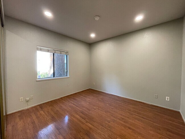 Building Photo - Bright Spacious Downstairs 1 bedroom 1 bath Condo in Serene North San Jose Community
