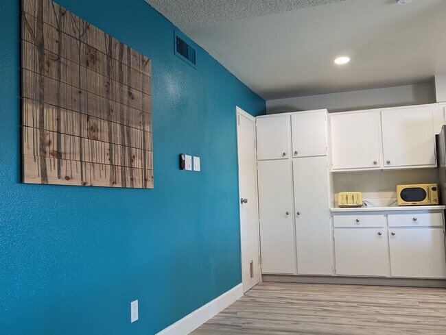 Building Photo - Cornell