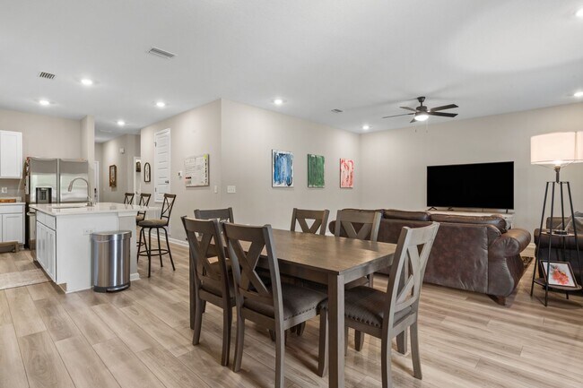 Building Photo - 6686 Sun Tree Cir