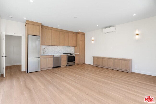 Building Photo - 2347 Parnell Ave