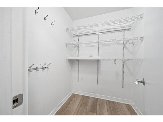 Building Photo - 821 Douglas Ave