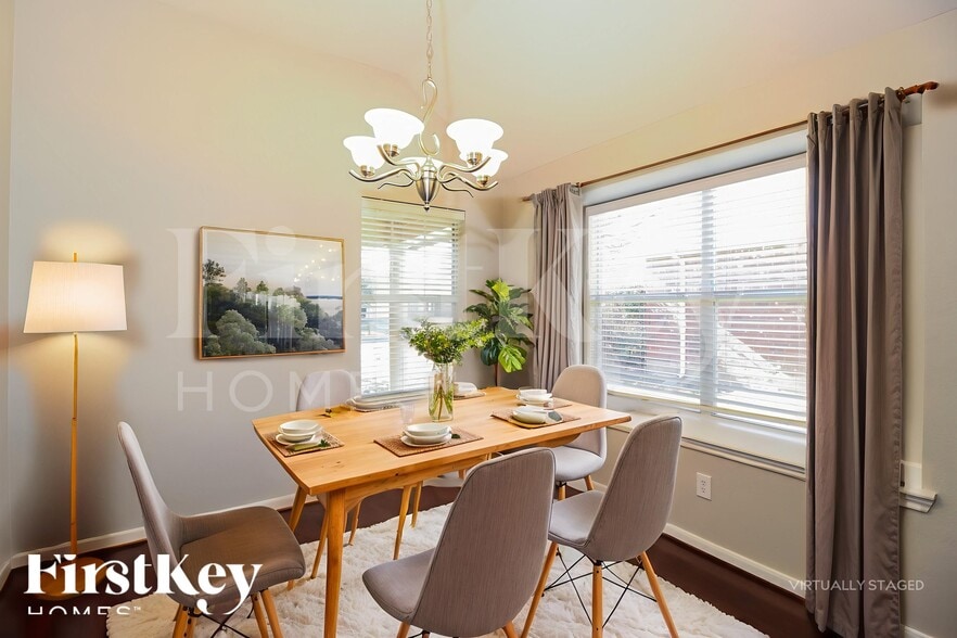 Building Photo - 2341 Aurora Dr