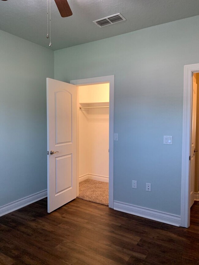 Building Photo - 116 Mariposa Dr