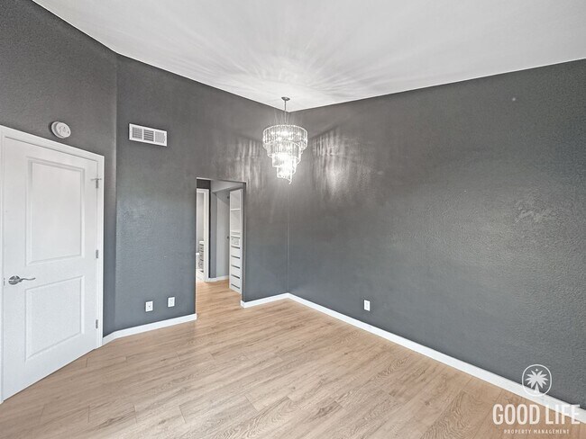 Building Photo - Spacious 2 BD- 2 BA Condo w/ Large Private Balcony, AC, and In-Unit W/D!