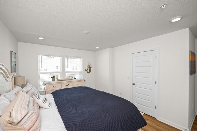 Building Photo - 4013 Blue Water Dr