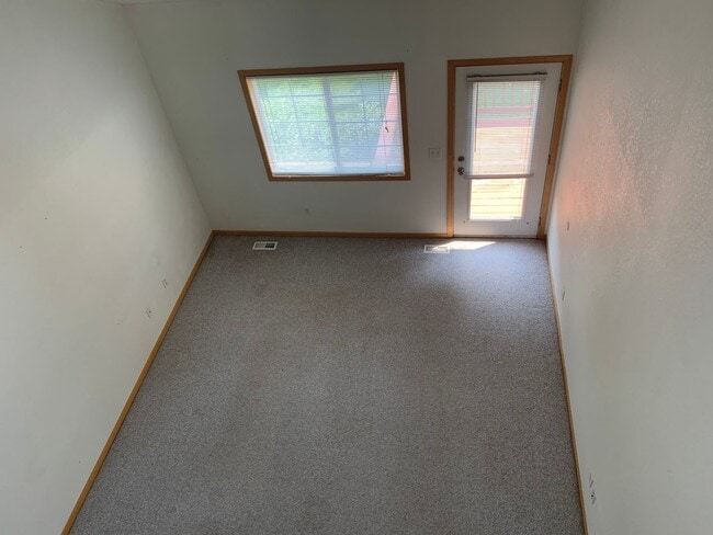 Building Photo - Beautiful 2 Bedroom + Loft  End Unit Townhome in Loveland!