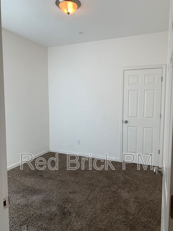 Building Photo - 816 Castellona Dr