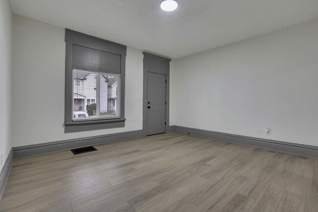 Building Photo - 112 S Cypress Ave