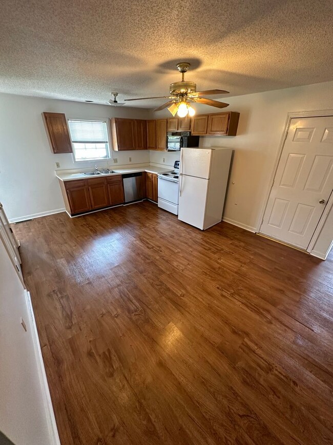 Building Photo - 1404 Valleywood Dr