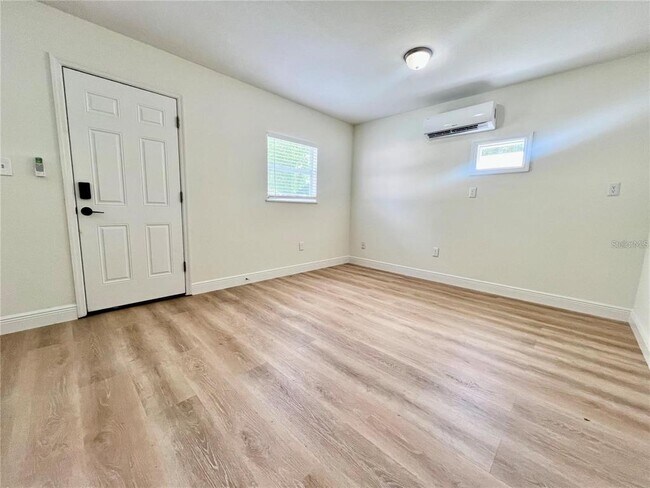 Building Photo - 5037 Lake Howell Rd