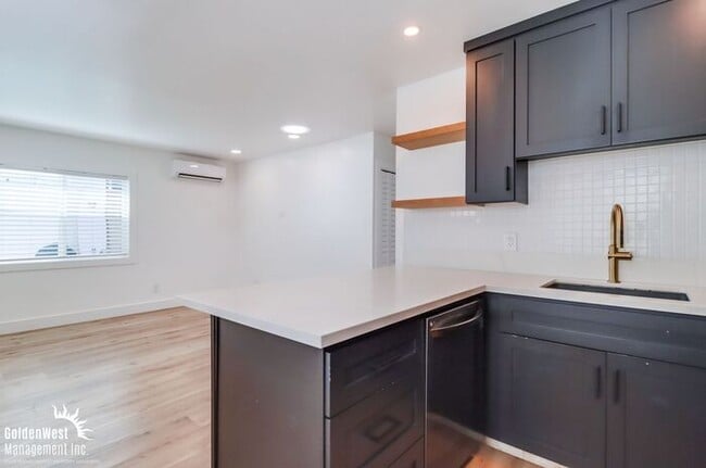 Building Photo - Modern 2Bdm 1Ba Apartment in the Azalea Pa...