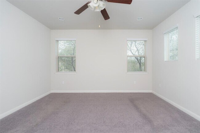 Building Photo - 13800 Lyndhurst St