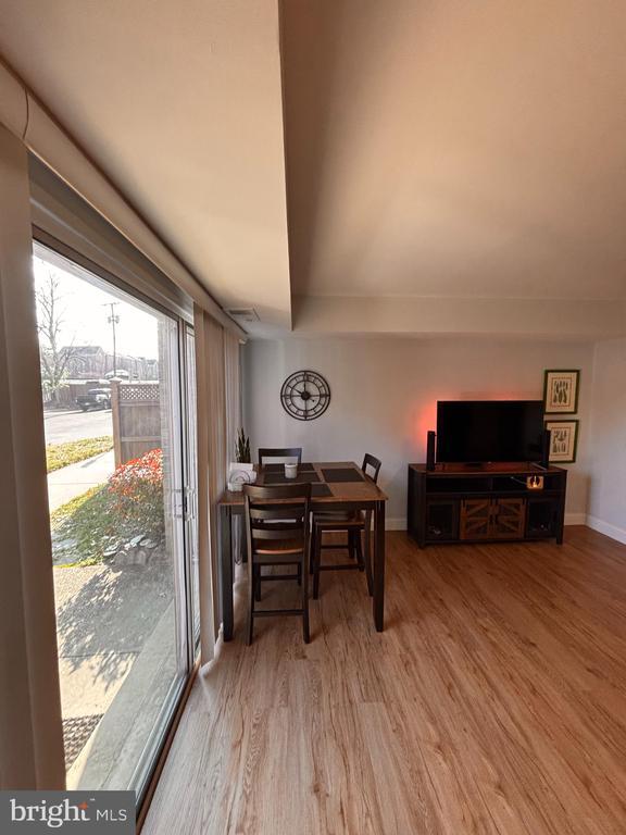 Building Photo - 2 Canterbury Square