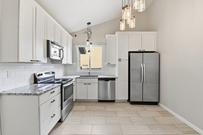 Building Photo - $2,540.95 - 4 Bed, 2 Bath Home in Aurora with Central AC, and In Unit Laundry!