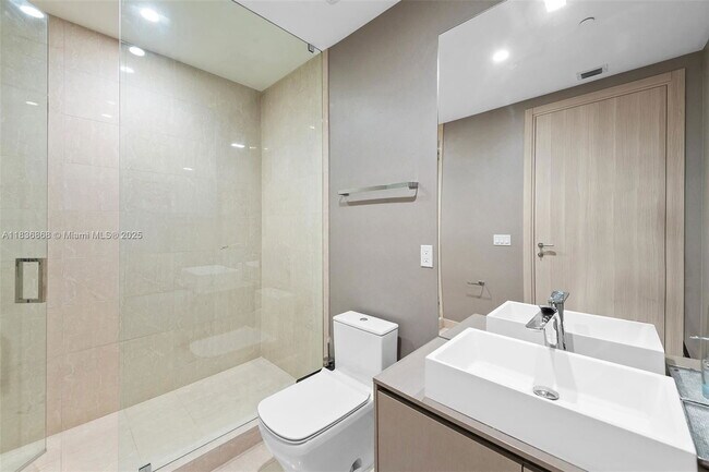 Building Photo - 1000 Brickell Plaza