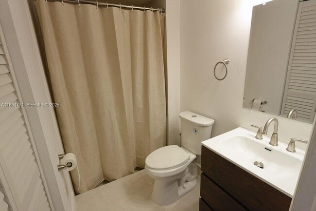 Building Photo - 702 Commodore Dr