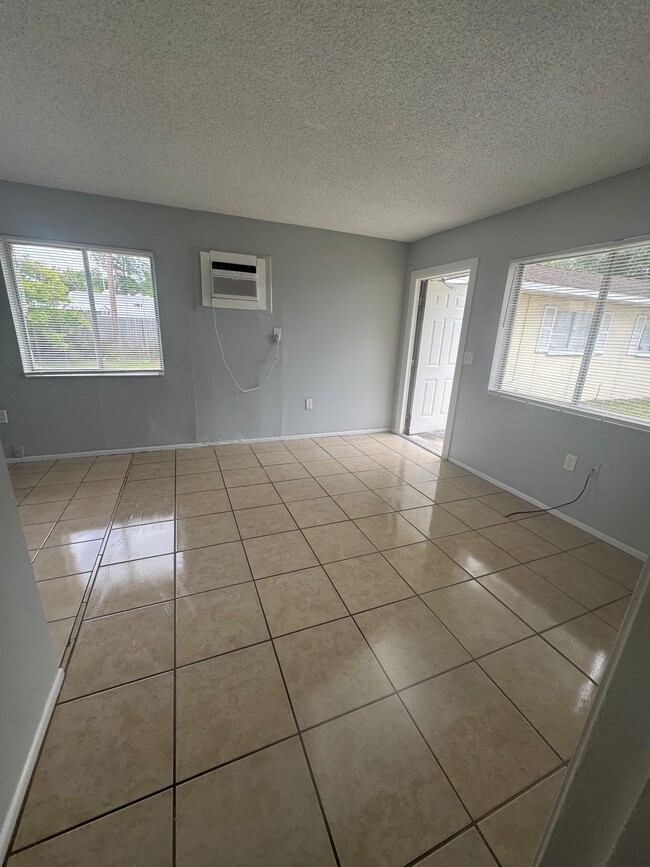 Building Photo - 1308 36th Ave W