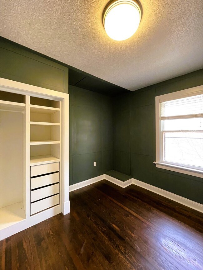 Building Photo - AVAILABLE NOW - Beautiful corner house in Webster Groves across the street from Avery Elementary!