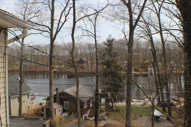 Building Photo - 10 Lakeview Trail