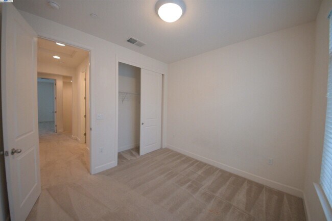 Building Photo - 5530 Esprit Way