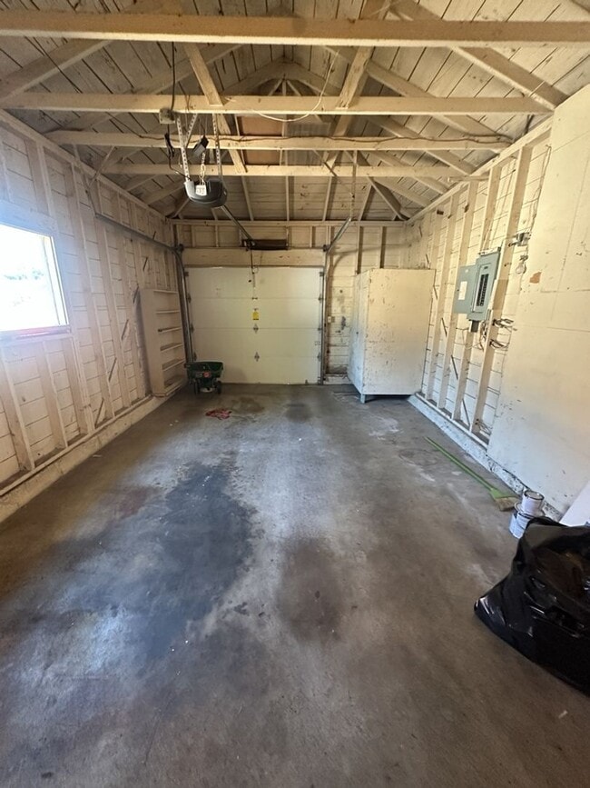 Building Photo - Quaint Three Bedroom Home in Vancouver!