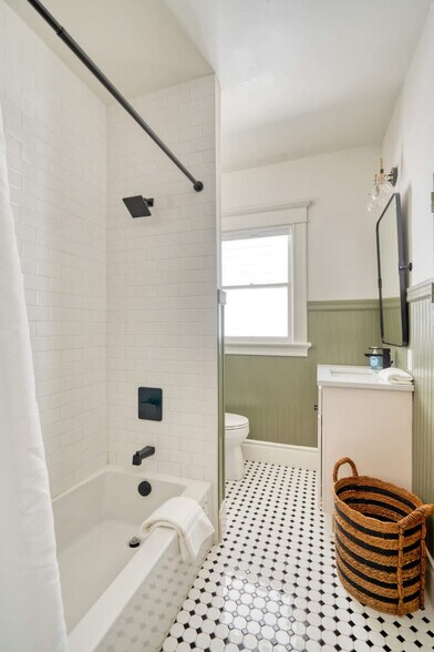 Building Photo - 1032 SE 12th Ave