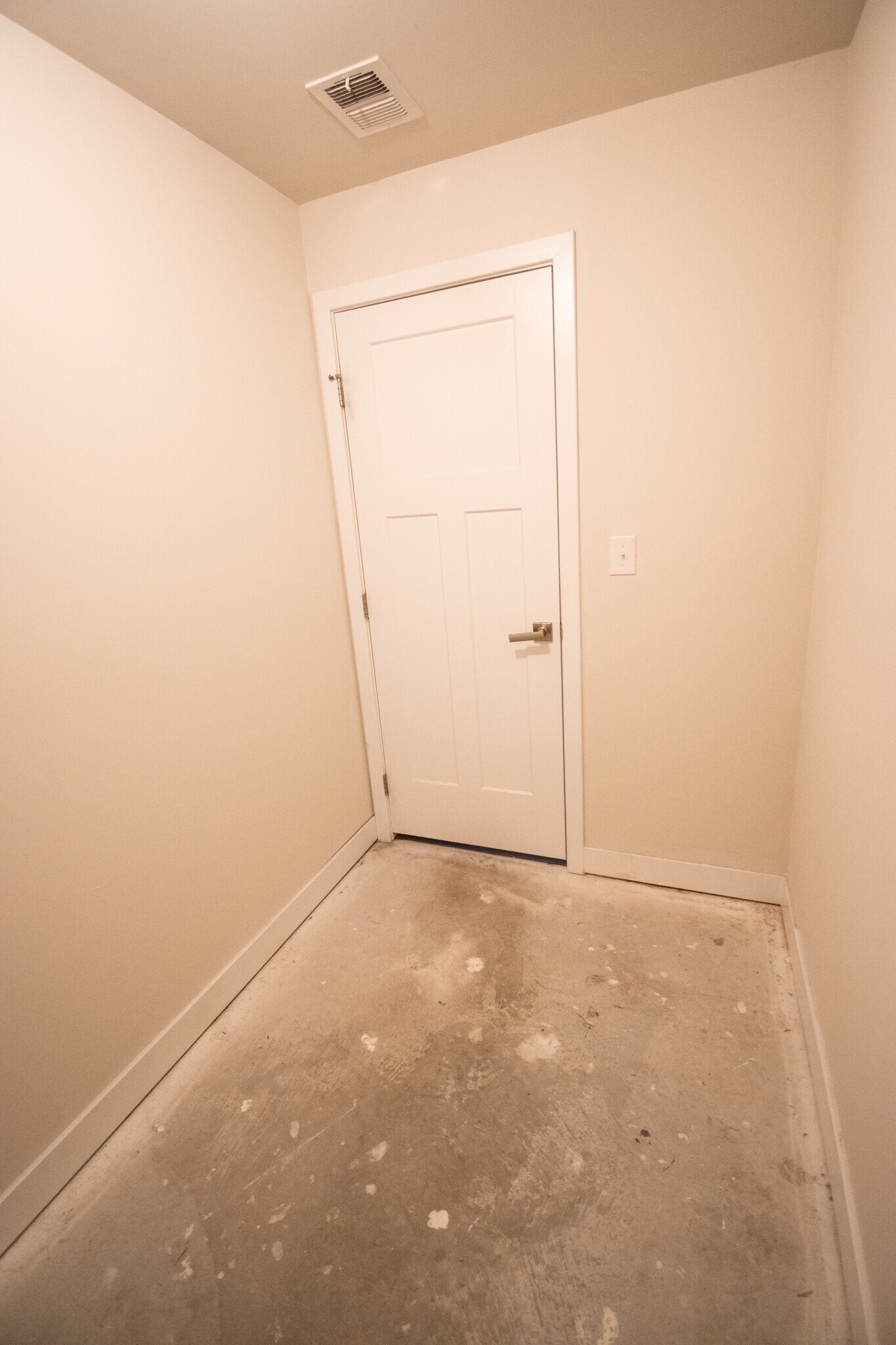 Building Photo - 914 Avast Way