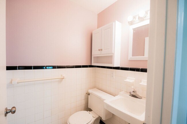 Building Photo - 315 S Mendenhall St