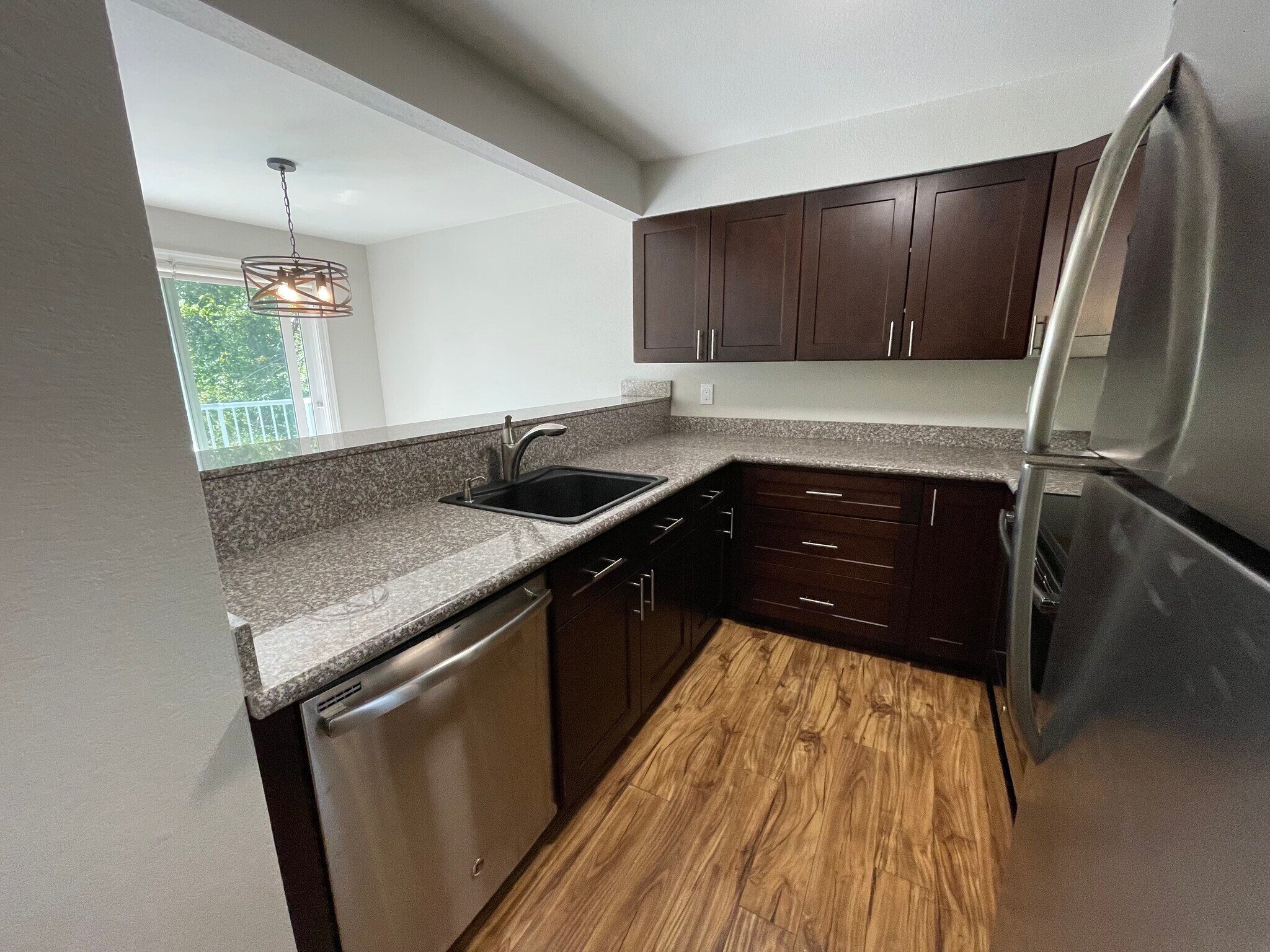 chef's kitchen - 280 NW Holly St