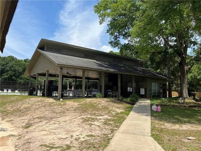 Building Photo - 332 Riverbend Dr