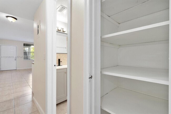 Building Photo - 1715 N 16th Ave