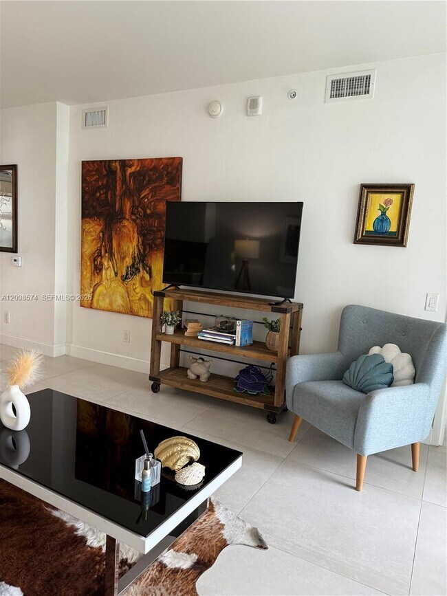 Building Photo - 1300 Brickell Bay Dr