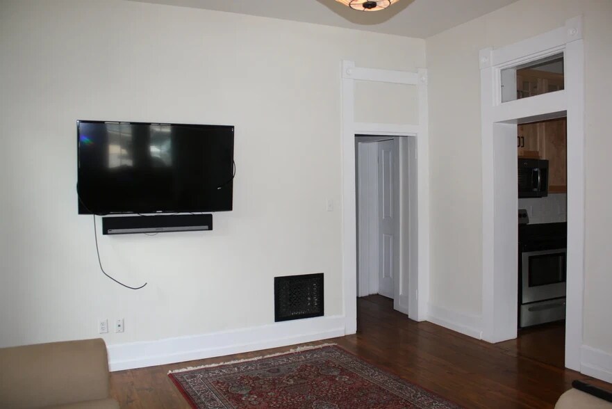 Building Photo - 612 N Walnut St