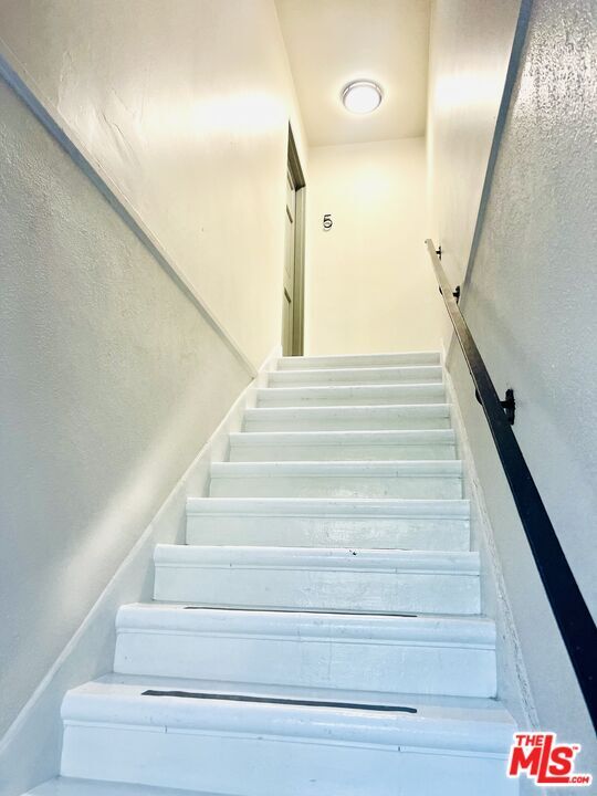 Building Photo - 2401 Beachwood Dr