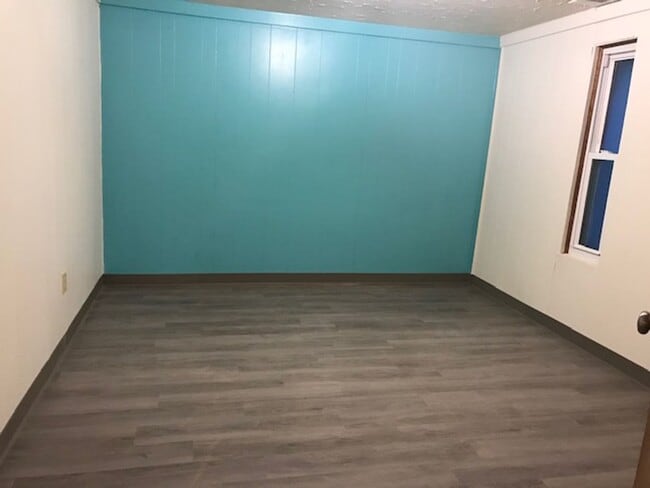 Building Photo - 3 bedroom/1.5 bath house in Seneca School ...