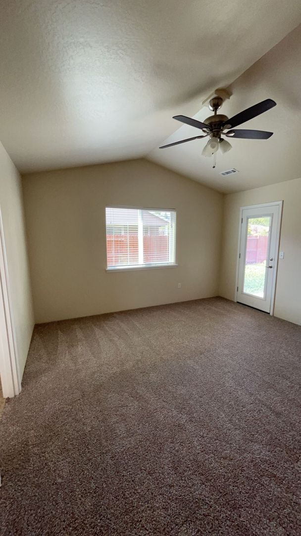 Building Photo - 3 Bedroom 2 Bath Home