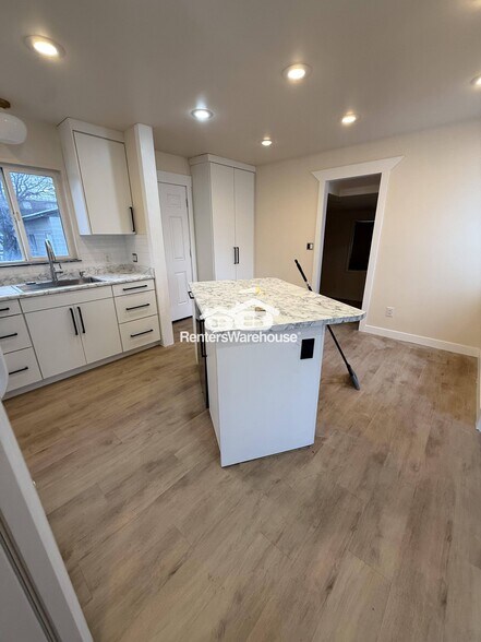 Building Photo - 318 E Oakland Ave