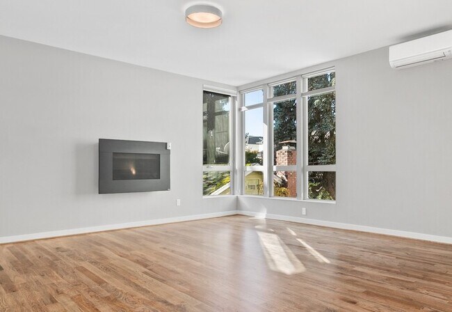 Building Photo - Impeccable Greenwood Townhome with Air Con...