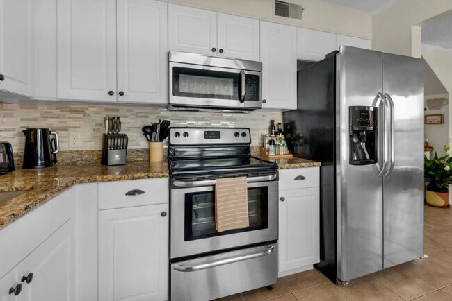 Building Photo - 4600 Lennox Pl