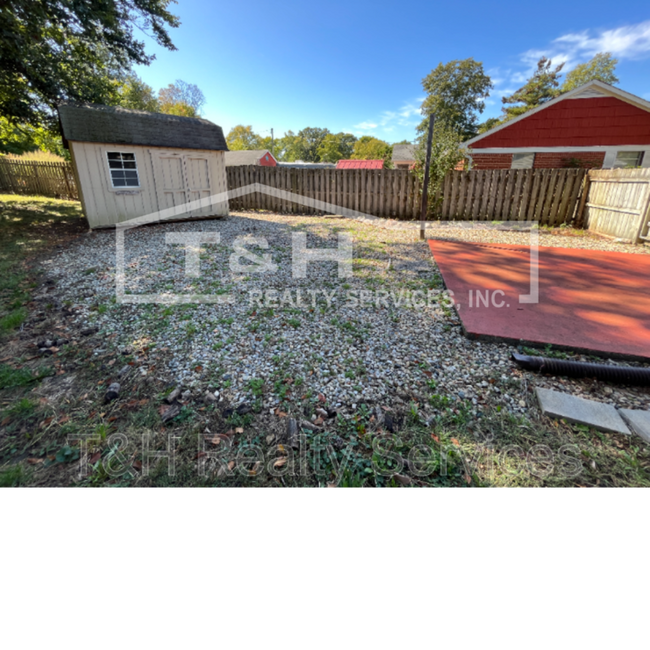 Building Photo - 9627 E 10th St