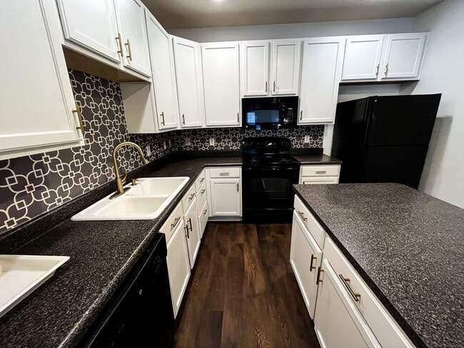 Building Photo - Greensboro 2 Bedroom, 2 Bathroom Condo