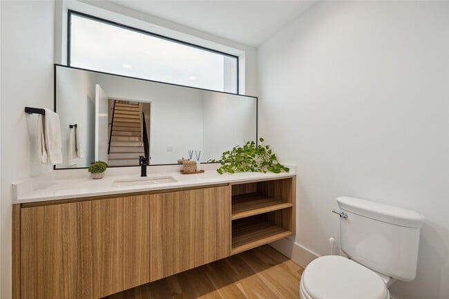 Building Photo - 711 Memorial Heights Dr