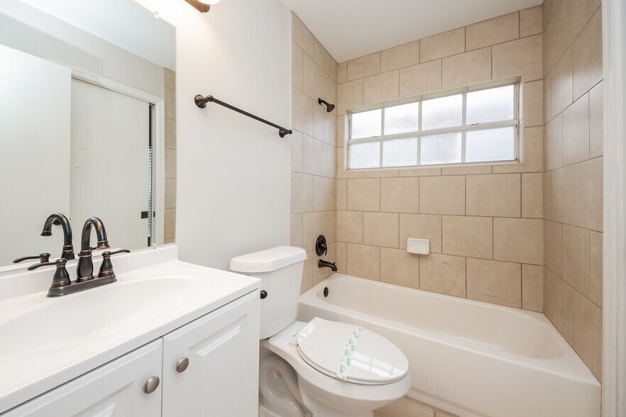 Building Photo - 711 White River Dr