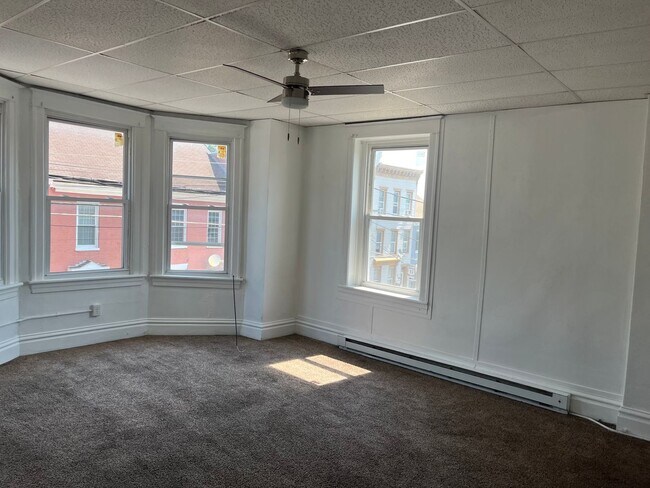 Building Photo - 415-417 W Washington St