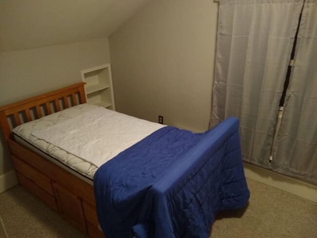 Building Photo - Close to Downtown Upper Level Apartment