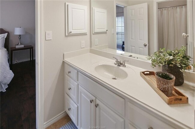 Building Photo - 200 Karten Ln